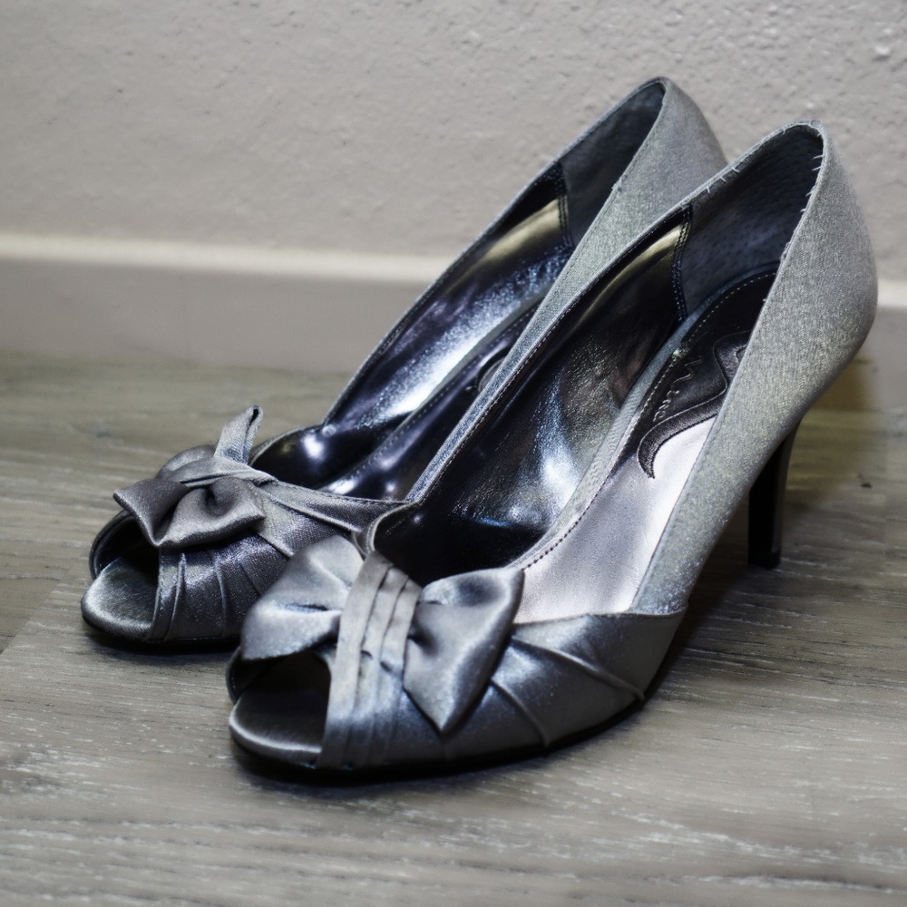 ❤️NINA ❤️ Forbes Satin Peep-Toe Bow Pump Silver